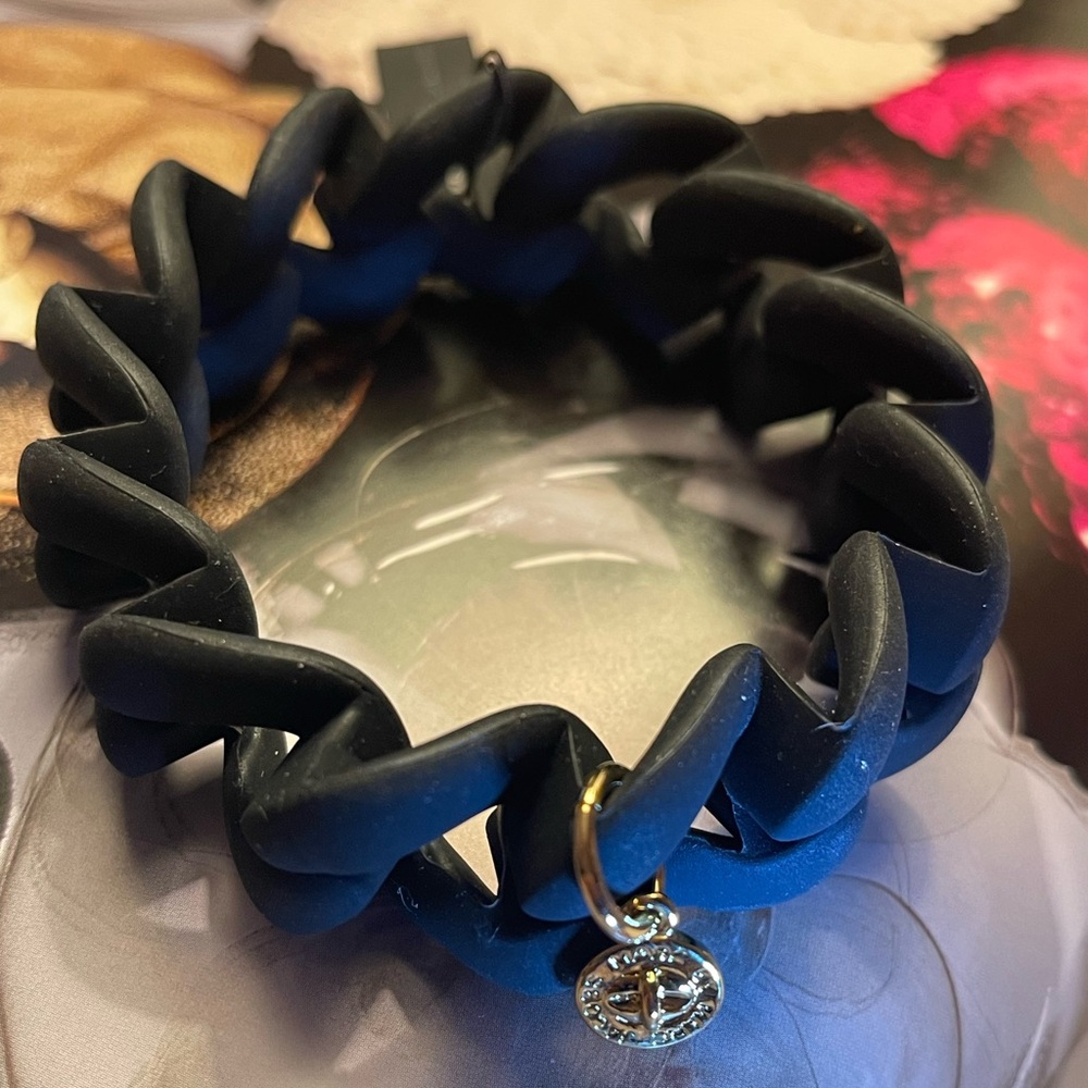MARC JACOBS Black Rubber Bracelet with Gold Charm. 🖤🖤🖤